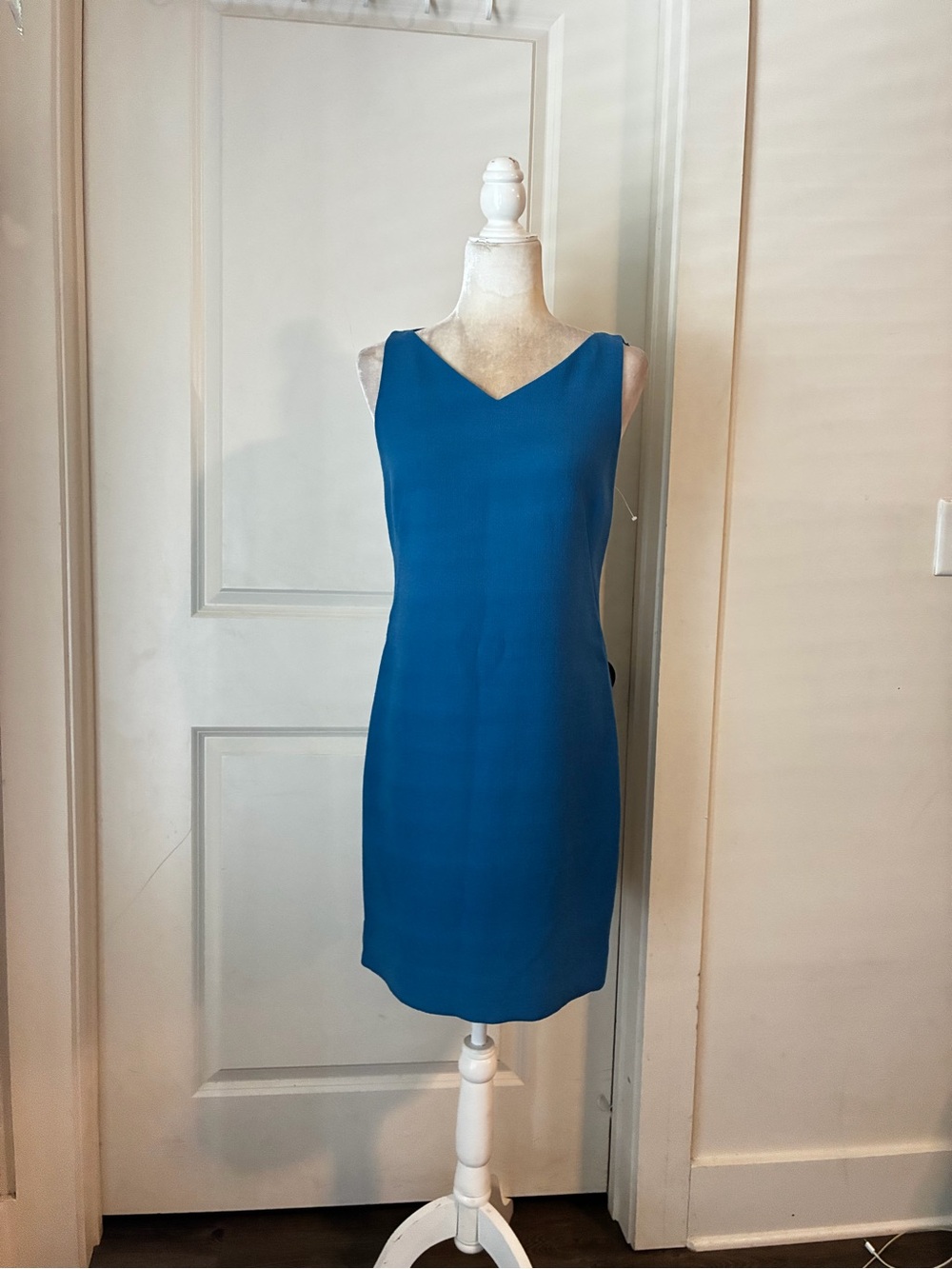 Akris Blue Sleeveless V-Neck Sheath Dress Size 6 Elegant Designer Workwear Wool